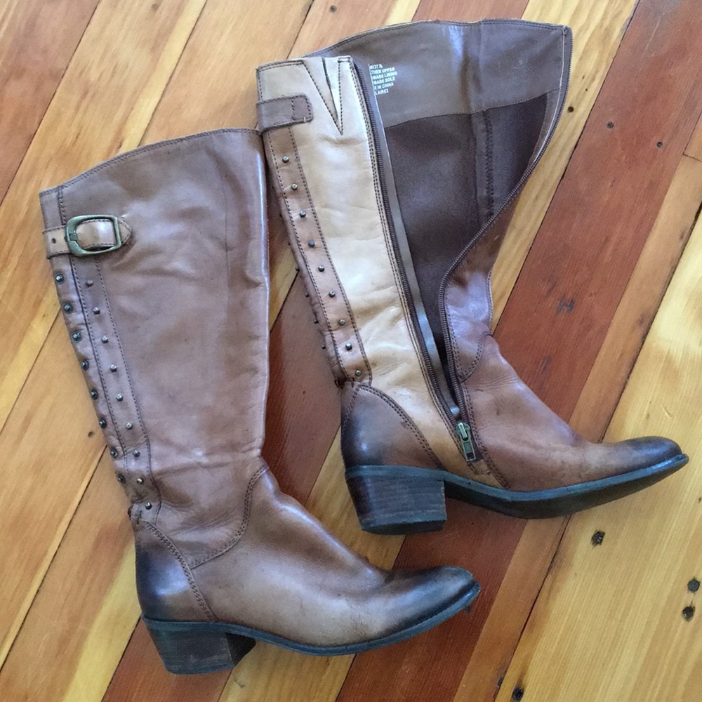 Lucky brown zip up boots w buttons on back